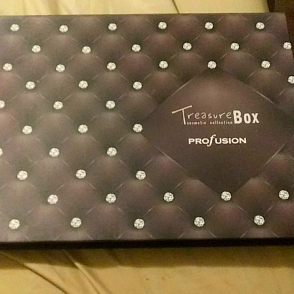Profusion treasure box